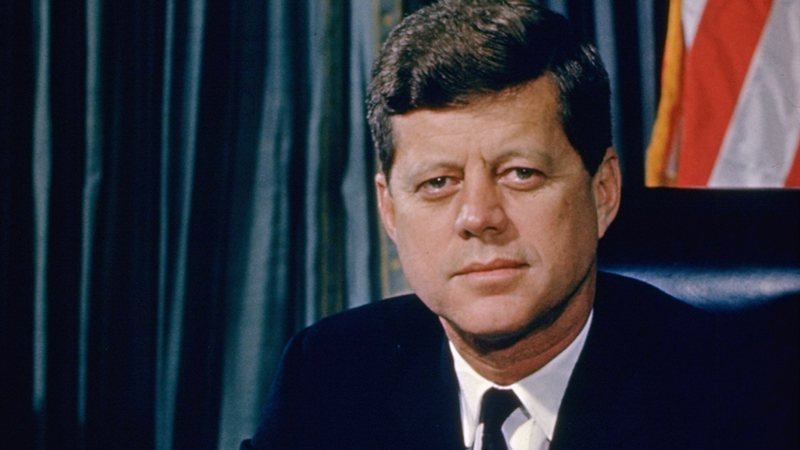 John Kennedy em sua mesa presidencial - Getty Images