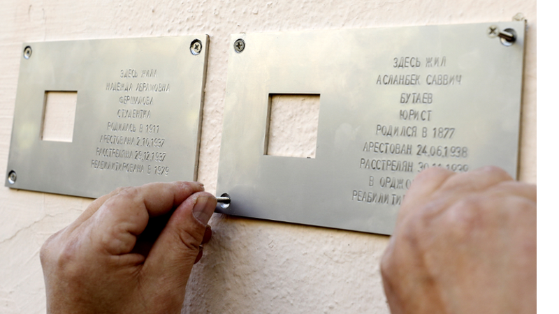 Placas marcam os prédios onde viveram as vítimas de Stalin - Getty Images