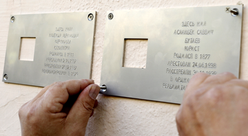 Placas marcam os prédios onde viveram as vítimas de Stalin - Getty Images