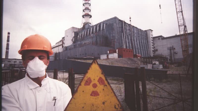 Empregado de Chernobyl da frente do sarcófago feito para o reator 4 - Getty Images