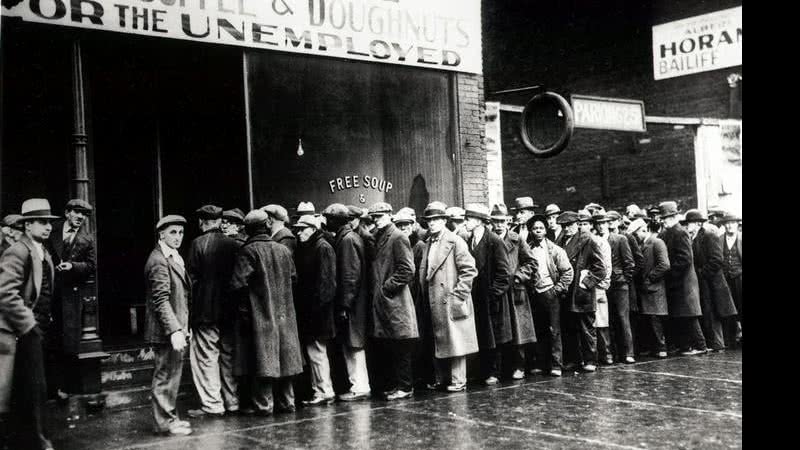 Pessoas fazem fila para receber a refeição - Reprodução