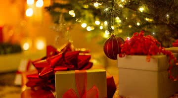 Árvore de Natal com presentes - Getty Images