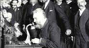  Alexander Graham Bell inaugurando a conexão telefônica entre Nova York e Chicago - Reprodução