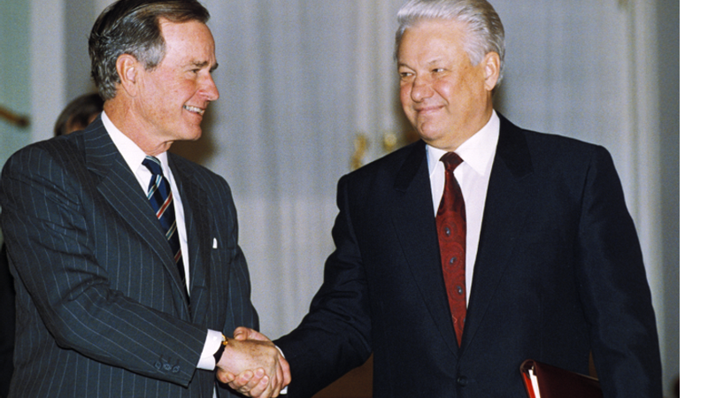 George Bush e Boris Yeltsin se cumprimentam, em 1993 - Getty Images