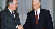 George Bush e Boris Yeltsin se cumprimentam, em 1993 - Getty Images