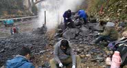 Paleontólogos trabalham na margem do rio Danshui em Hubei, na China - Divulgação