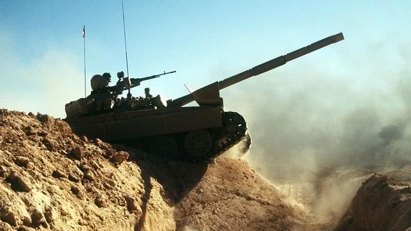 Um tanque M-84AB em kuwait, durante a Operação Escudo do Deserto - Wikimedia Commons