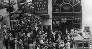 Pessoas reunidas na frente de um banco, durante a Grande Depressão - Crédito: Wikimedia Commons