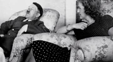 Eva Braun observa um Hitler sonolento, por volta de 1930 - Getty Images