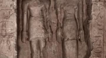 Detalhe da escultura: amaldiçoados por vizinhos? - Tell Edfu Project