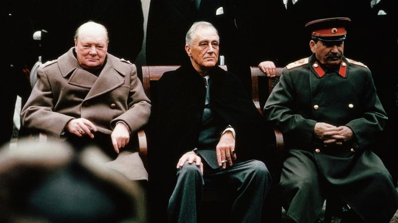 Os líderes Winston Churchill, Franklin Roosevelt e Josef Stalin - Wikimedia Commons