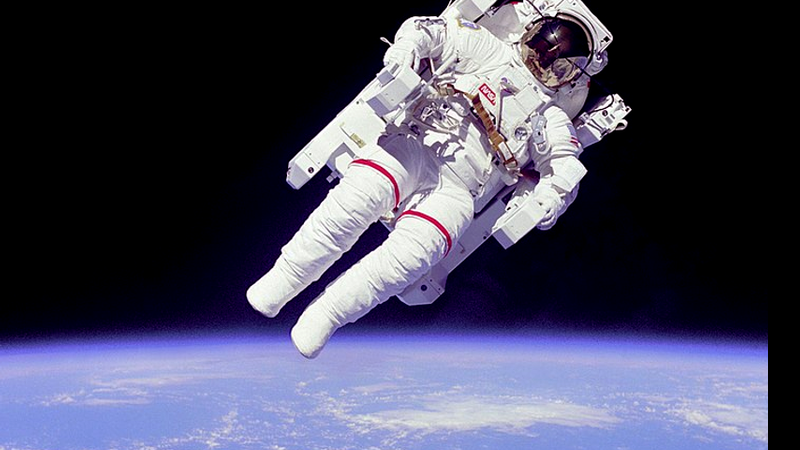  Bruce McCandless solto no espaço - Domínio Público