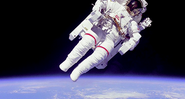  Bruce McCandless solto no espaço - Domínio Público