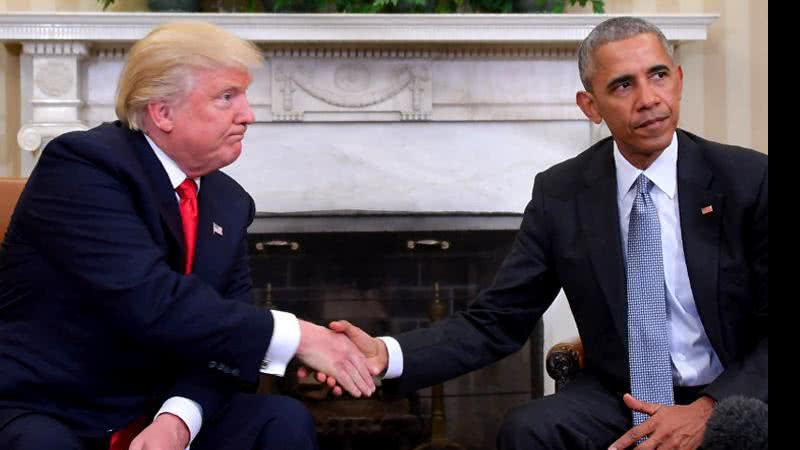 Donald Trump e Barack Obama apertando as mãos - Reprodução