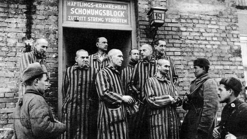 Suposta imagem da libertação do campo de concentração em Auschwitz - Domínio Público