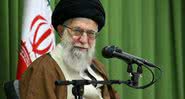 Ali Khamenei conhecendo estudantes em Teerã - Getty Images