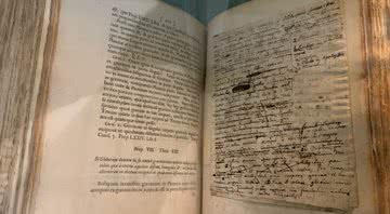 Livro, contendo escrituras de Isaac Newton - Wikimedia Commons