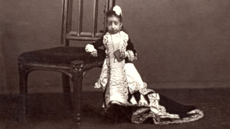 Lucía ao lado de cadeira, com 19 anos, em 1883 - Getty Images