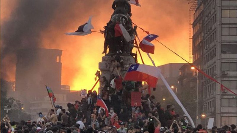 Aniversário de um ano do começo das manifestações no Chile é marcado por protestos e vandalismo - Getty Images