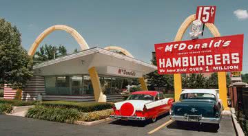 A primeira loja da franquia Mcdonald's a ser aberta em Fresno - Wikimedia Commons