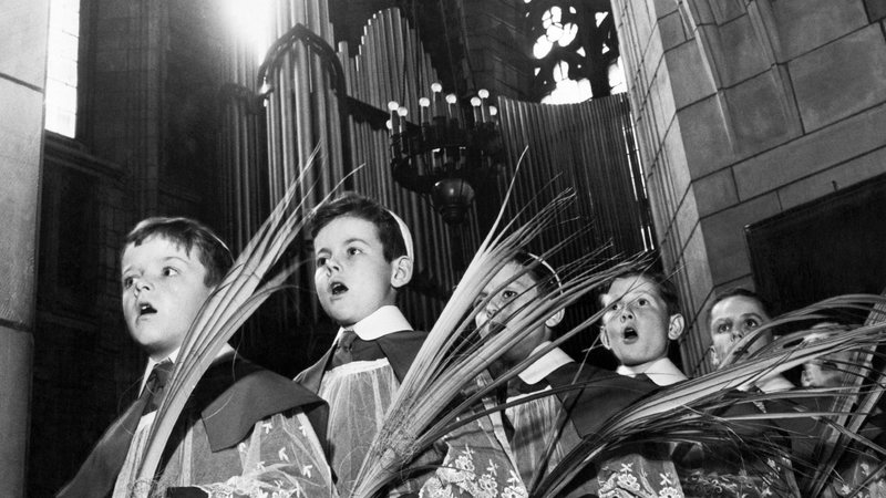 Garotos cantando no coro da Igreja de Nova York em 1937 - Getty Images