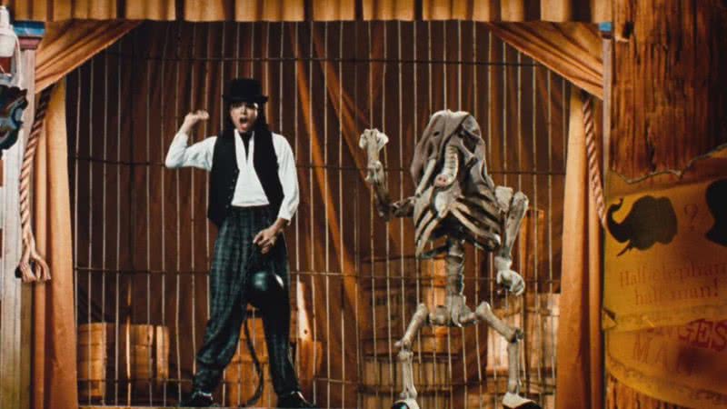 Trecho do clipe Leave Me Alone, em que Michael dança ao lado de Homem Elefante - Divulgação