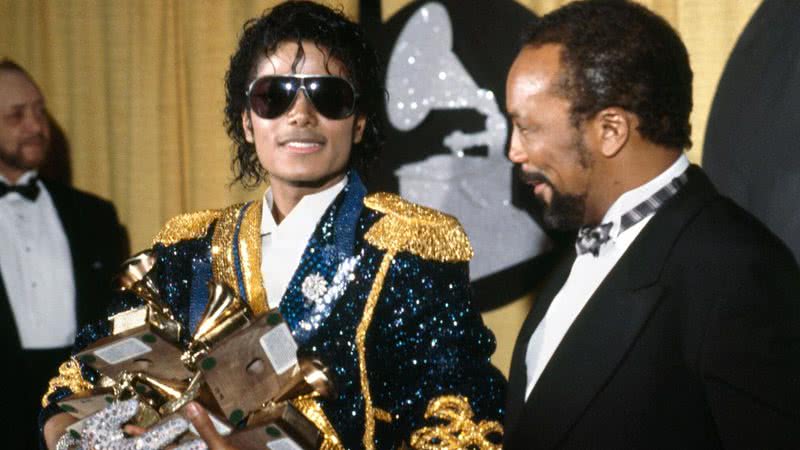 Michael Jackson com Quincy Jones e seus oito prêmios da 26º edição do Grammy Awards - Getty Images