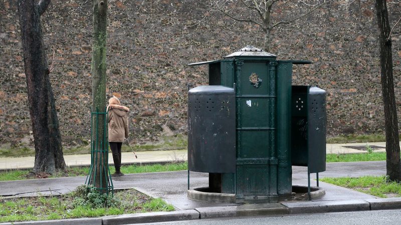 Mictório aberto nas ruas de Paris - Getty Images