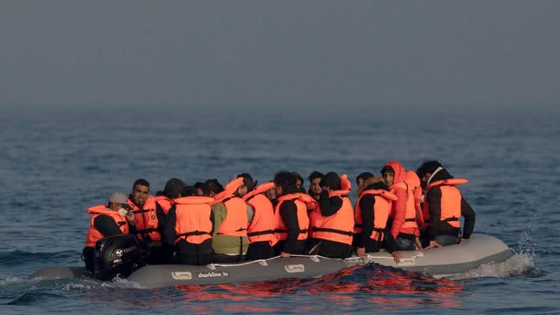 Imagem ilustrativa de migrantes tentando cruzar o Canal da Mancha - Getty Images