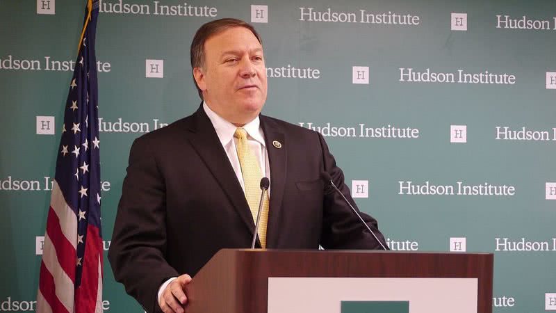 Mike Pompeo em evento oficial no ano de 2015 - Wikimedia Commons