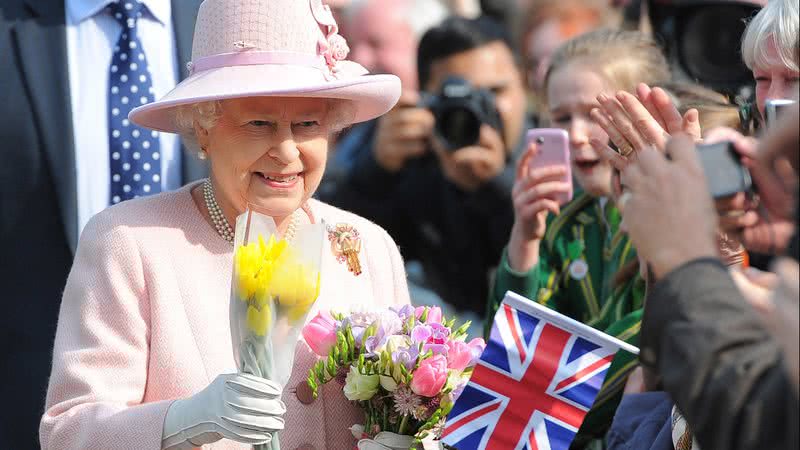 Elizabeth II sendo agraciada por cidadãos britânicos - Wikimedia Commons