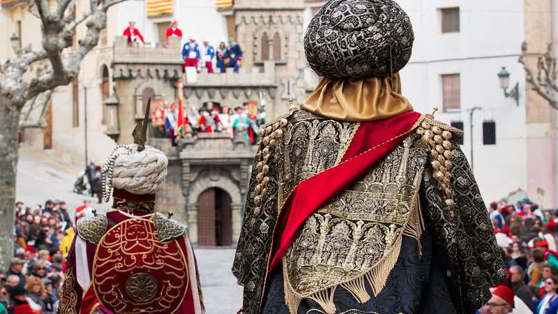 Reprodução de encontro entre mouros e cristãos em castelo de Valencia - Getty Images