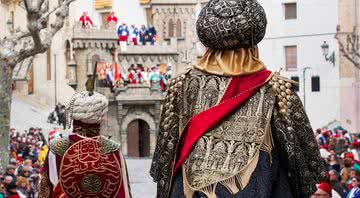 Reprodução de encontro entre mouros e cristãos em castelo de Valencia - Getty Images