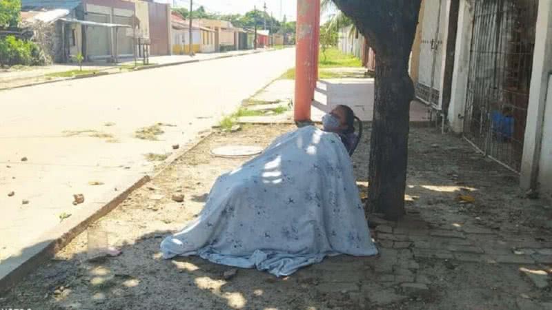 Imagem veiculada pela imprensa local mostra situação em que moça foi deixada - Divulgação