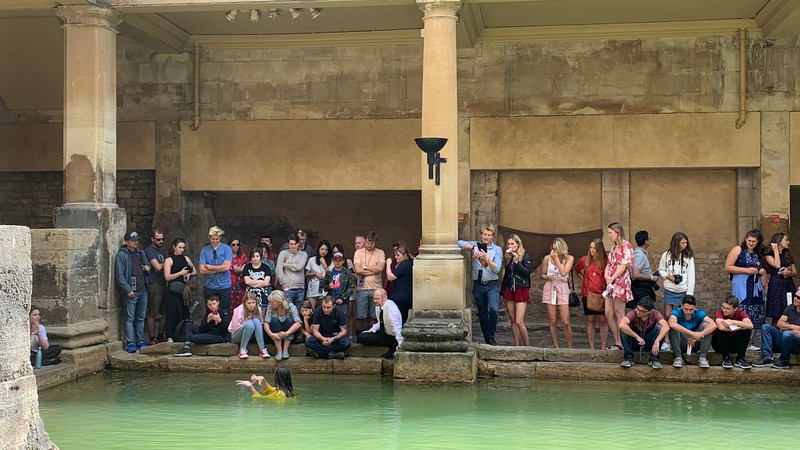 Turistas observam mulher se banhar na terma romana da Inglaterra - Crédito: Natalie Bochenski