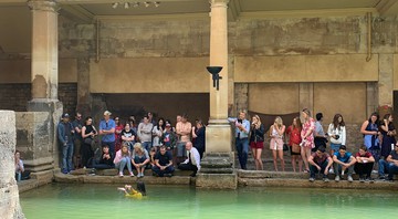 Turistas observam mulher se banhar na terma romana da Inglaterra - Crédito: Natalie Bochenski