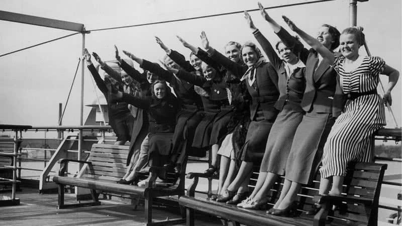 Mulheres fazendo saudação nazista - Getty Images