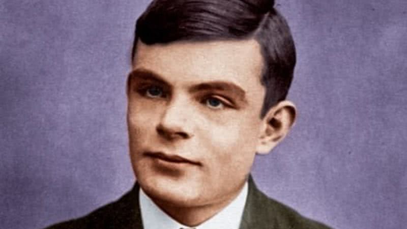 Fotografia de Alan Turing colorida digitalmente - Foto por PhotoColor pelo Wikimedia Commons