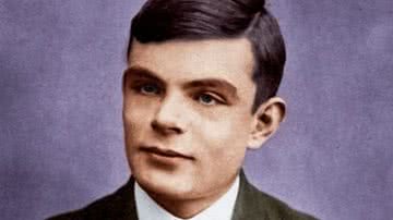 Fotografia de Alan Turing colorida digitalmente - Foto por PhotoColor pelo Wikimedia Commons