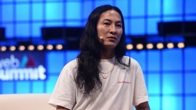 Alexander Wang durante conferência em 2018 - Wikimedia Commons