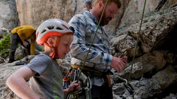 Trecho de vídeo em que é possível ver Sam Baker treinando alpinismo - Reprodução/Vídeo/YouTube/Joe Baker