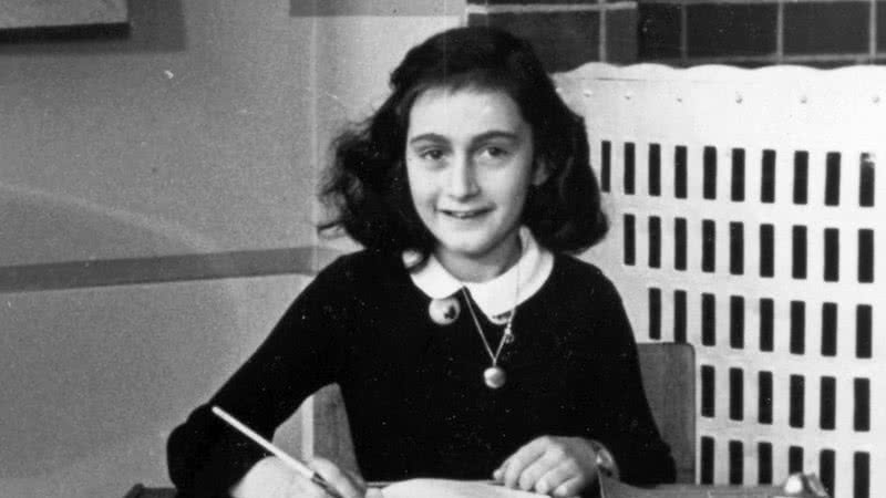 Anne Frank na escola, por volta de 1940 - Domínio Público via Wikimedia Commons