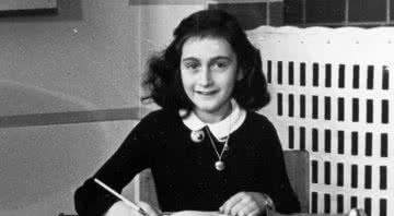 Anne Frank na escola, por volta de 1940 - Domínio Público via Wikimedia Commons