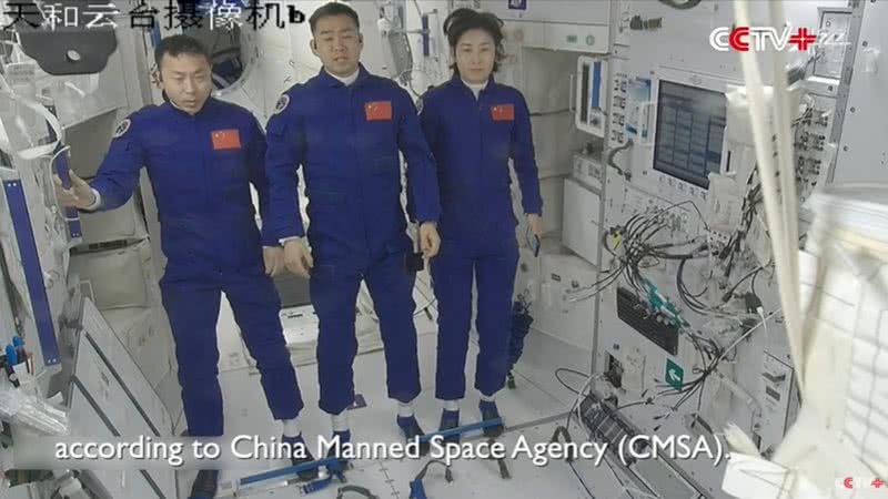 Astronautas chineses Cai Xuzhe, Chen Dong e Liu Yang em estação espacial da China - Divulgação/YouTube/CCTV Video News Agency