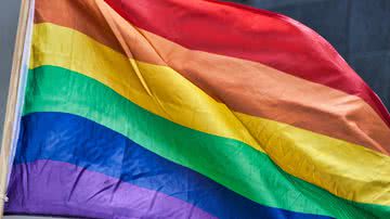 Imagem meramente ilustrativa com bandeira LGBTQIAP+ - Foto por Talpa pelo Pixabay