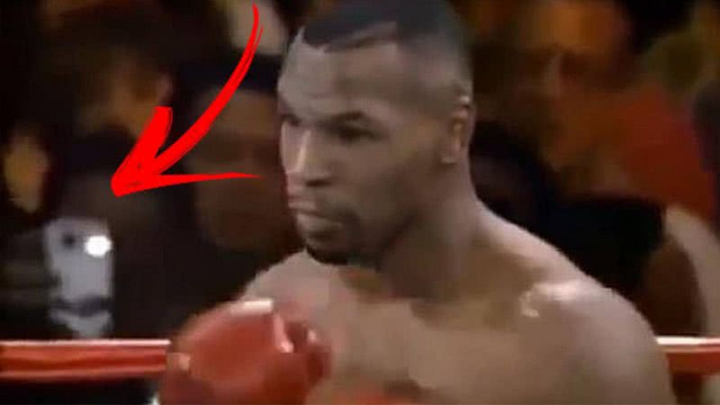 O objeto destacado com seta durante luta de Mike Tyson - Divulgação / YouTube / Inside Edition