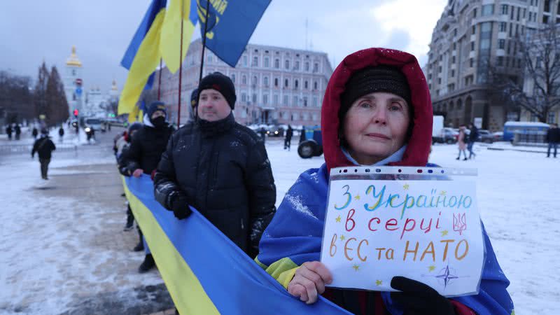 Mulher segura cartaz pedindo apoio da OTAN na Ucrânia (2022) - Getty Images