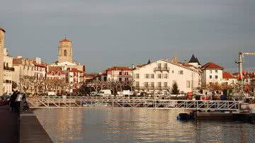 Fotografia da comuna de Saint-Jean-de-Luz, na França - Foto por Harrieta171 pelo Wikimedia Commons