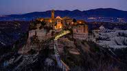 Civita di Bagnoregio, vila 'fantasma' localizada na Itália em vista aérea - Foto por Fabrizio Mei pelo Wikimedia Commons