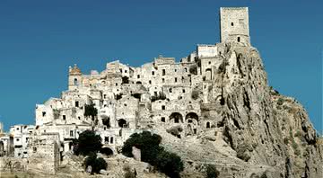 Imagem panorâmica da cidade de Craco - Wikimedia Commons / Idéfix